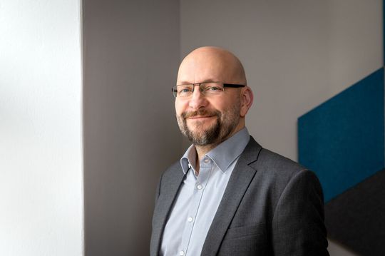 Prof. Achim Lilienthal is the scientific coordinator of "TUM RoboGym (powered by Neura)".(Image: Astrid Eckert, TUM)