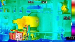 Eine Wärmebildkamera zeigt die Temperaturverteilung bei der Ausformung von Kunststoffteilen. Durch eine homogenere Temperaturverteilung spart BSH rund 21 % Energie und steigert die Zykluszeiten um zehn %. (Bild: BSH)