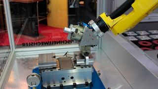 Der erste automatisierte Spannbackenwechsel  an  einem  Zentrischspanner  im Arbeitsraum. (SAV)