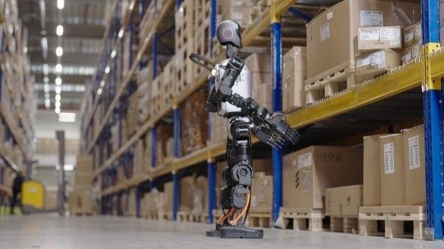 Ein humanoider Roboter prüft, ob Kartons korrekt abgestellt und gestapelt sind.(Bild:  Accenture)