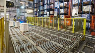 Die Zugangssicherung der fünfspurigen Palettenauslagerung bei Südzucker erfolgt über zwei vertikal ausgerichtete Leuze Sicherheits-Laserscanner RSL 400. (Bild: w. Adam, www.publick.de)