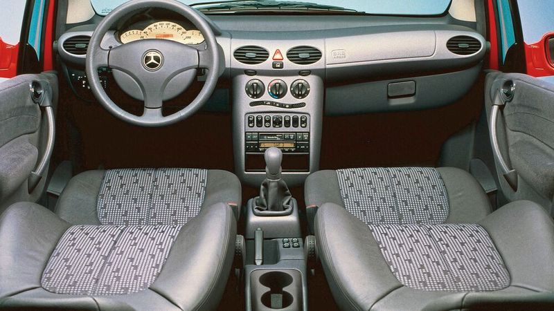 Die erste A-Klasse gab es in den drei Ausstattungslinien Classic (Basisversion), Elegance (inkl. Leichtmetallrädern, lackierter Kühlermaske und Außenspiegelgehäuse, Chromtürgriffen, zweifarbigen Rückleuchten), sowie Avantgarde (gehobene Ausstattungsvariante inkl. Leichtmetallrädern mit Breitreifen, silbern lackierter Kühlermaske, Außenspiegeln in Wagenfarbe, einfarbigen Rückleuchtengläsern). (Mercedes-Benz AG)