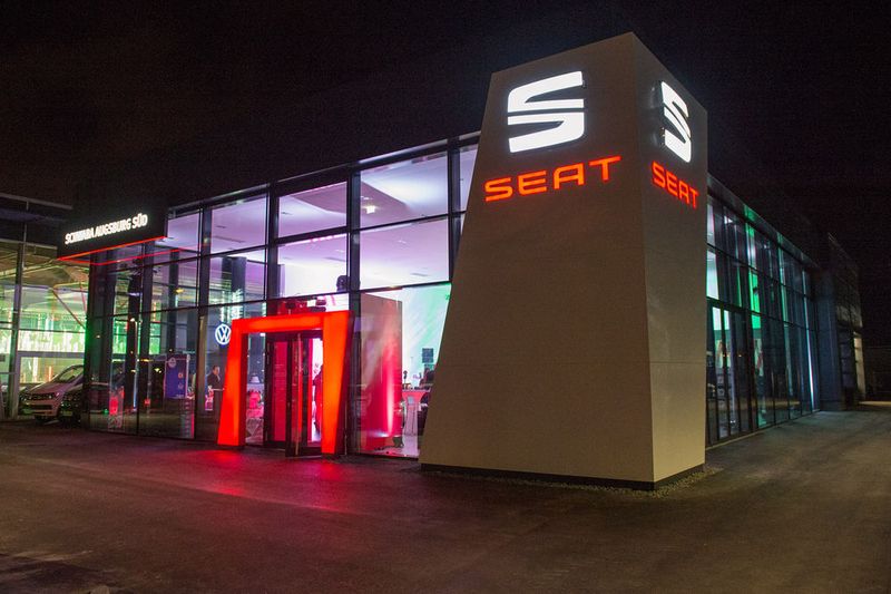 Natürlich wurden auch am Eröffnungsabend mit 350 Gästen die CI-Elemente inszeniert. Die Seat-Cornerwall ebenso ... (Schwaba / Christoph Fink)