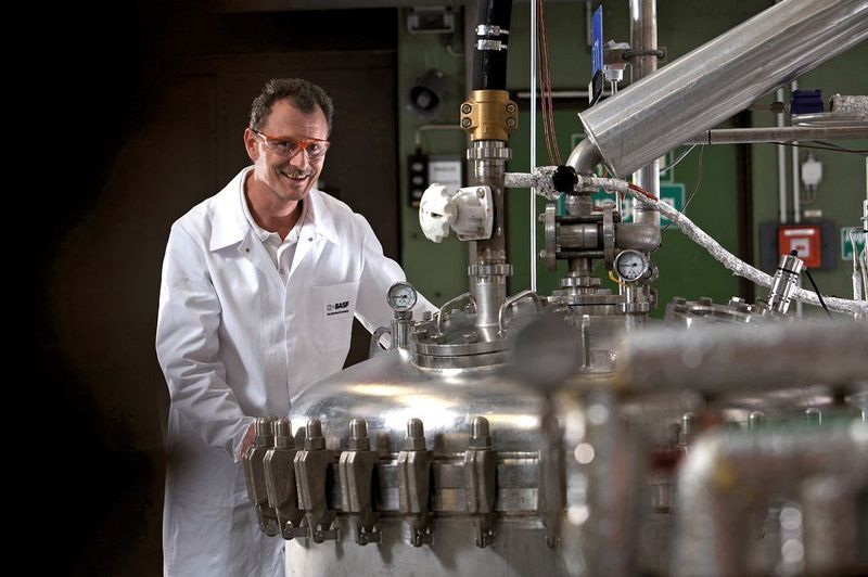 Biotechnology engineer Franz Gwiazdowski keeps an eye on a fermentation process in a 5000 liter fermenter at the BASF Bio Test Center. White biotechnology will play a major role in making green chemistry a reality. (Photo: BASF) (Archiv: Vogel Business Media)