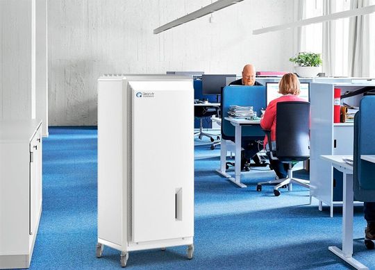 Digital durchatmen! Qleanair ist ein Spezialist in Sachen saubere Luft. Hier steht eins der Luftreinigungssysteme des Unternehmens für den Bürogebrauch. Jetzt hat man aber auch eine IoT-Plattform gestartet, die das Leben noch einfacher macht, wie es heißt.(Bild:  Qleanair)
