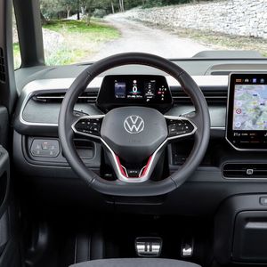 Arbeitsplatz: Das Infotainment-System des GTX-Buzz mit kleinem Zentral-Display und 12,9-Zoll-Touchscreen.(Bild:  Uli Sonntag/VW)