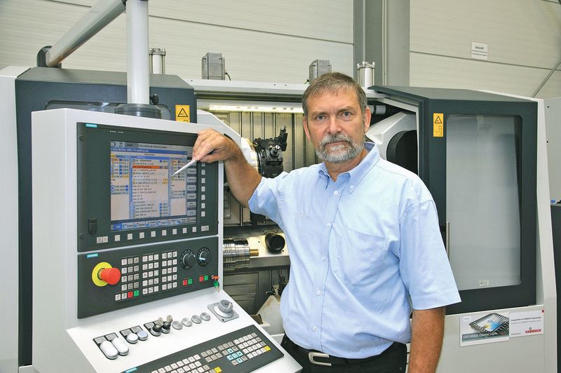 Jürgen Ries, User Supporter bei Siemens, erläutert die Vorteile der Mehrkanalprogrammierung Programsync: „Anwender können damit ihre Programme für jeden einzelnen Kanal übersichtlich erstellen und anschließend die Bearbeitungsblöcke der einzelnen Revolver schnell und übersichtlich optimieren.“ (Bild: Siemens)
