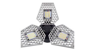 Die Deckenleuchte "3LiGHT" ist die Lösung gegen dunkle und mit Glühlampen schlecht beleuchtete Räume und Garagen. (Busching)