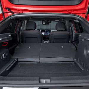 Der normale Kofferraum ist nur durchschnittlich groß, die hohe Stufe der Rückbank wirkt störend.(Bild:  Hyundai)