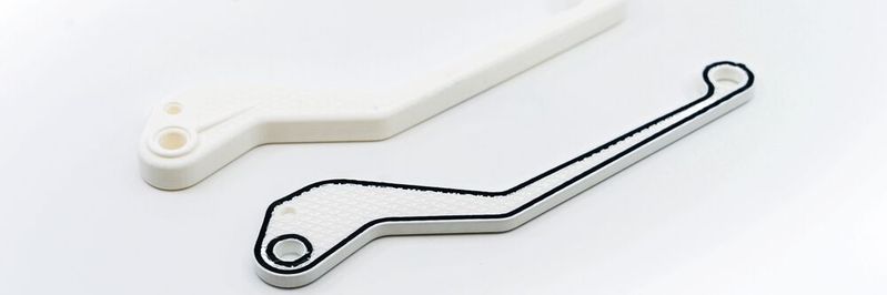 Während des 3D-Drucks wird Schicht für Schicht die Karbon-Endlosfasern entlang der Kontur gelegt. Am Ende jeder Schicht schneidet die Düse die Faser ab. (Bild:  © Markforged)