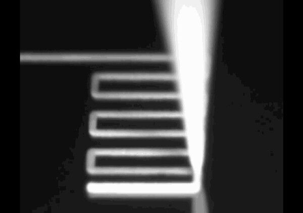 Angesteuert vom 3D-Drucker bringt eine sehr feine Düse Lage für Lage einer Akkukathode auf. (Bild: MIT Technology Review)