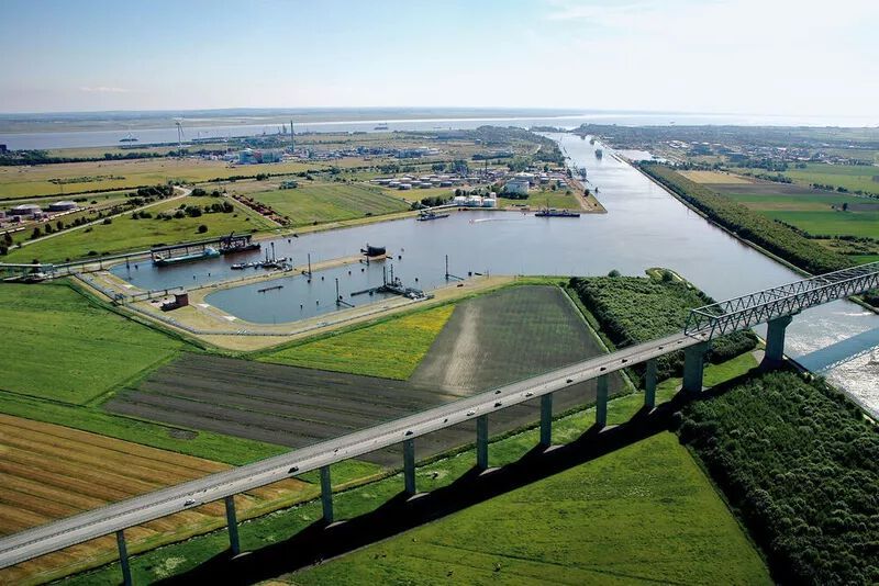 In Schleswig-Holstein produziert Covestro nicht nur MDIs, sondern ist zugleich Betreiber des Covestro Industrieparks Brunsbüttel. Mit einer Fläche von 4.200.000 m2 ist der Park am Schnittpunkt von Nord-Ostsee-Kanal und Elbe einer der europaweit größten Produktionsstandorte für die Schaumstoff-Komponenten und sichert die MDI-Versorgung für Kunden weltweit.  (Bild: Harbeck)