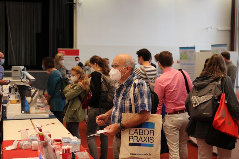 Impressionen der LAB-SUPPLY Berlin 2021 Die Ausstellung füllt sich langsam mit Besuchern. Alle halten sich an die Maskenpflicht.  Weitere Infos zu den kommenden LAB-SUPPLY-Messen finden Sie auf www.lab-supply.info.  (LABORPRAXIS, Lüttmann)