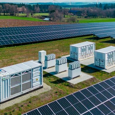 Der Bau von Batteriespeichern in Deutschland hat immensen Rückenwind. Sie werden derzeit auch gerne in Kombination mit Solarfeldern installiert. Doch es gibt Zweifel, ob das alles so bleibt, wenn nichts aus der Politik geschieht ... (Bild: Baywa)