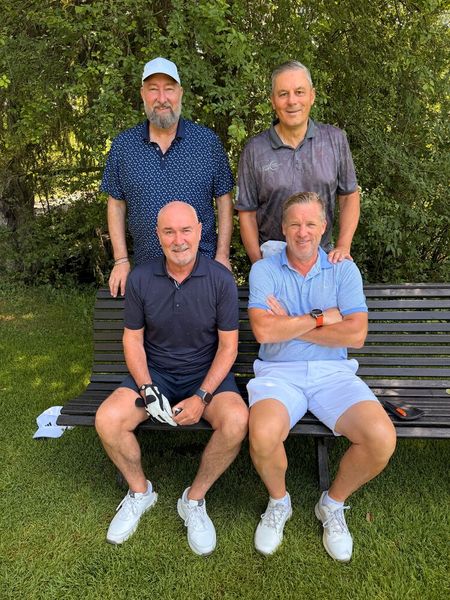 Auf die Ersatzbank muss hier keiner, (v. l.) Achim Enders (EW Service), Fußballer Raimond Aumann, Thilo Amann (IT-PS) und Michael Schumacher (Vent IT) (Bild: Vogel IT-Medien)