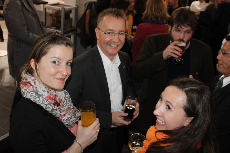 Am Dienstagabend wurde bei der Vogel Business Media am Messe-Stand in Halle 9 traditionell auf eine erfolgreiche Hannover Messe 2014 angestoßen. Gute Gespräche und Live-Musik von der Band „Famos“ sorgten bei den zahlreichen Standpartygästen für eine ausgelassene Stimmung. (Siegl/Vogel Business Media)