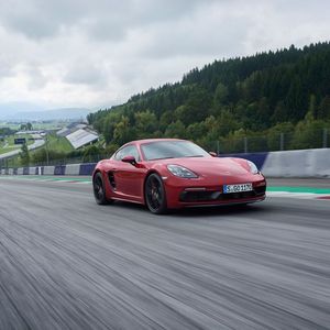 Porsche baut die Mittelmotorfamilie beim 718 aus: Ein neu entwickelter Ansaugtrakt und ein optimierter Turbolader für den 2,5-Liter-Vierzylinder-Boxermotor steigern die Leistung auf nun 269 kW/365 PS.