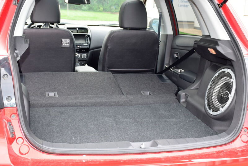 Der Kofferraum bietet bei nahezu ebener Ladefläche viel Platz. Der regelbare Subwoofer sorgt für den nötigen Bassdruck. (Holz / »kfz-betrieb«)