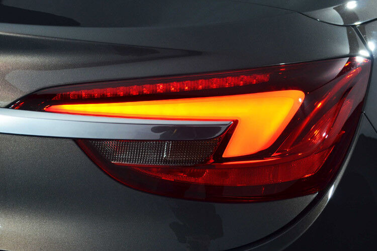 Das angenehm milchig schimmernde Rücklicht umläuft in der neuen Opel-typischen Winkelform die hintere Chromspange. (Foto: Rehberg)