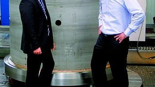 Andreas Lindner, Geschäftsführer der Bimatec Soraluce Zerspanungstechnologie GmbH in Limburg, und Martin Schwarz, Geschäftsführer der Schwarz Apparate- und Behälterbau GmbH in Dornstetten, loben die Zusammenarbeit bei der Projektierung des Fahrständer-Bohr- und -Fräscenters mit Karussell-Drehtisch. (Archiv: Vogel Business Media)