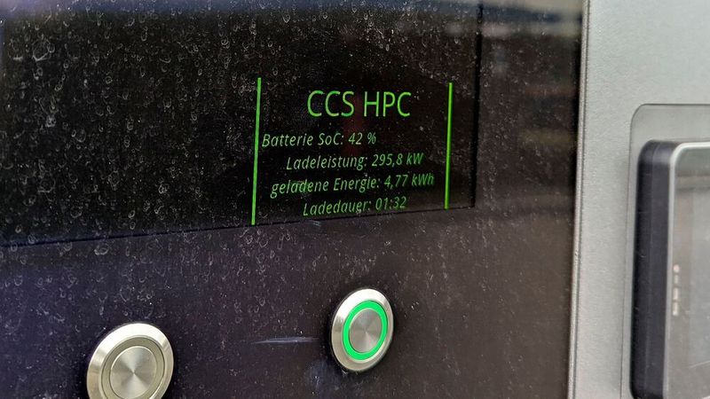 Die von Porsche angegebene maximale Ladeleistung von 320 kW verfehlte er zwar knapp, aber das lag sicher auch daran, dass wir die Batterie nie unter 30 Prozent Ladestand leer fuhren. Aber knapp unter 300 kW sind trotzdem ein sehr starker Wert, den der Porsche auch für mehrere Minuten durchhielt. (Bild: Rosenow – VCG)