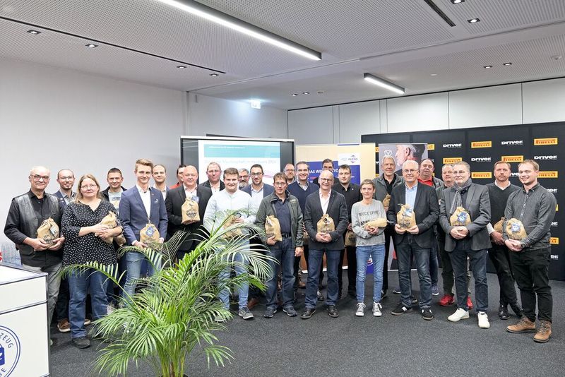 Die Siegerehrung und Würdigung aller Teilnehmenden der Wettbewerbe sowie die Organisatoren der Deutschen Meisterschaft (Bild: Schmidt - VCG)
