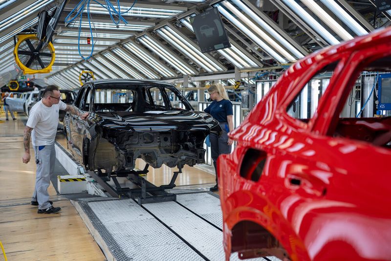 Vor allem die Automobilindustrie hat in den ersten drei Quartalen des Jahres ihre Beschäftigenzahl reduziert. (Bild:  Volkswagen AG)