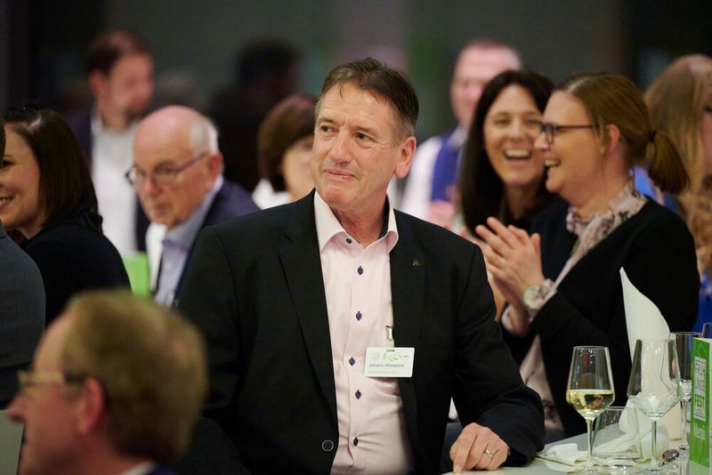 Impressionen vom ELEKTRONIKPRAXIS Frühlingsfest 2023 im Ketterer Kunst mit der Verabschiedung von Johann Wiesböck.  (Bild: © EYE AM CHRIS)