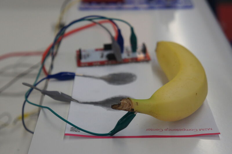 Plattformen wie Arduino und MaKey Makey machen die Welt zum Interface. Selbst Bananen und Graphit-Zeichnungen können damit als Buttons herhalten. Das Internet der Dinge gehört zurzeit zu den spannendsten Betätigungsfeldern für Entwickler. (Bild: Deutsche Telekom)