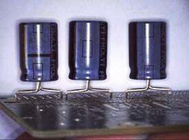 PressFit Kondensatoren: kommen ganz ohne Lötprozess aus und sparen so Energie und Zeit.  (Bild: Frolyt)