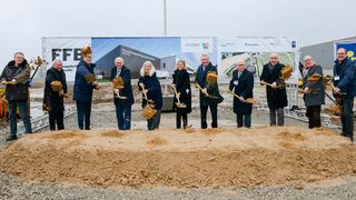 Gemeinschaftsarbeit schon beim Spatenstich. Bereits Ende des Jahres soll in Münster auf 3.000 Quadratmetern an der Batterieproduktion im Gigawatt-Maßstab geforscht werden. (Bild: Jens Könning)