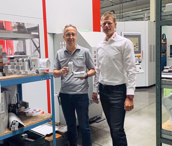 D/E Marco Kneer (l.): „Wenn wir auf einer Maschine mehrmals täglich die Werkstücke wechseln und bis zu sechs verschiedene Materialien bearbeiten, wollen wir nicht jedes Mal auch ein neues Werkzeug einwechseln.“ Tobias Breitling, Arno (r.) „Das ist genau die Stärke des Duomill. Wer sich nicht zwischen „schnell“ oder „fein“ entscheiden will, greift am besten zu unserem FD–Frässystem.“  Marco Kneer (left): 