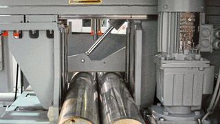 Blick in den Arbeitsraum eines Mebapro 260 AP, ein NC-Geradschnittautomat des EMO-Ausstellers Meba. Er soll den Einstieg in die automatisierten Sägewelt erleichtern. Doch das ist noch längst nicht alles, was Meba in Halle 15 am Stand F14 und in Halle 9 am Stand F32 in Hannover zeigen wird. (Meba)