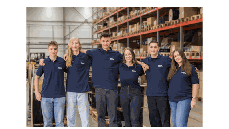 Der Wettbewerb um qualifizierte Nachwuchskräfte wird für Industrieunternehmen zunehmend zur strategischen Herausforderung. TKD Kabel begegnet diesem Wandel mit einer Ausbildung, die früh Verantwortung überträgt, internationale Erfahrungen ermöglicht und gezielt persönliche Entwicklung fördert. (Bild:   TKD Kabel GmbH)