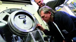 Visuelle Oberflächenprüfung an einem Bauteil-Dummy im Rahmen einer Verfahrenseinführung. Das Ultraschall-Kugelstrahlen erzeugt glattere Oberflächen als konventionelle Shot-Peening-Verfahren. Bild: MTU Aero Engines (Archiv: Vogel Business Media)