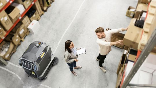 Dank 360-Grad-Umgebungserfassung mittels Laserscanner, 3D- und Ultraschallsensoren erkennt der Reinigungsroboter Menschen sicher.(Bild:  Copyright © 2020, Maskot Images , licensed via EyeEm Mobile GmbH)