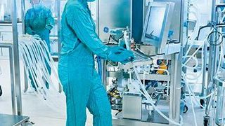 Rentschler Biopharma wird die Weiterverarbeitung des Ausgangsmaterials übernehmen und Verunreinigungen der zuvor synthetisierten mRNA entfernen. (Rentschler Biopharma)