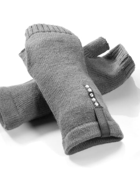 Fingerlose Damen-Handschuhe in monolithgrau aus 30 % Wolle, 30 % Nylon und 40 % Polyacryl,  mit Lederbadge. Artikelnummer: B66951684. (Bild: Daimler)