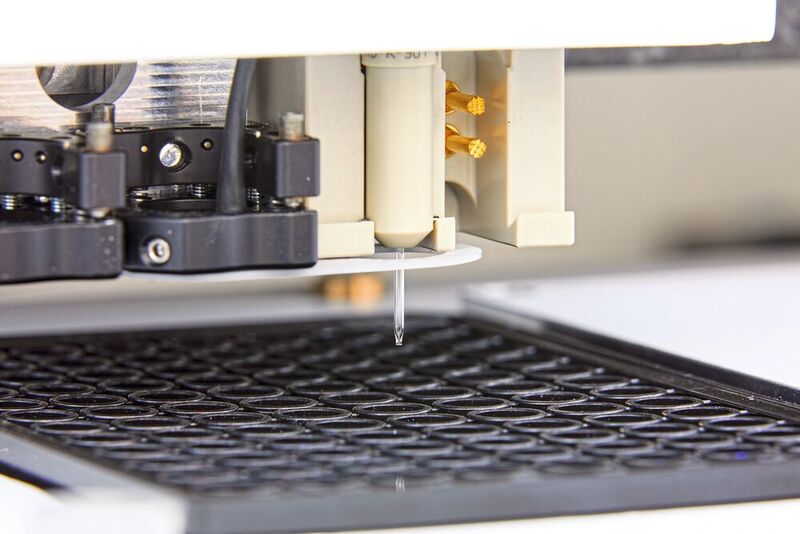 Abb.4: Schonende und schnelle Handhabung von Biomaterialien: Die Arralyze Workstation bietet vollautomatische Tropfen-Kalibrierung und erlaubt das Drucken von lebenden Zellen. (Bild: LPKF Laser & Electronics AG)