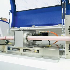 Servoantriebe von Kollmorgen sorgen für saubere Schnitte mit Linearmotor und rotierendem Messer am Rohr. Die Schneideinheit mit einem AKM-Servomotor als Antrieb wird von einem ICH-Linearmotor synchron zur Produktionsgeschwindigkeit positioniert.