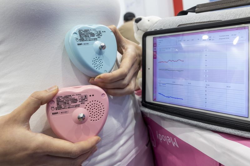 Melody aus Japan ist ein Start-up, das zur Medica ein kompaktes, leicht zu bedienendes Produkt im Gepäck hatte, dessen Einsatz ziemlich bedeutsam ist: die Überwachung des Gesundheitszustands von werdenden Müttern und ihrer Ungeborenen. Das handtellergroße Gerät kann die Herzfrequenz des Fötus und die Wehentätigkeit der Mutter messen und die Daten über eine Internetverbindung an Tablet oder Smartphone übertragen. (Messe Düsseldorf, Constanze Tillmann)