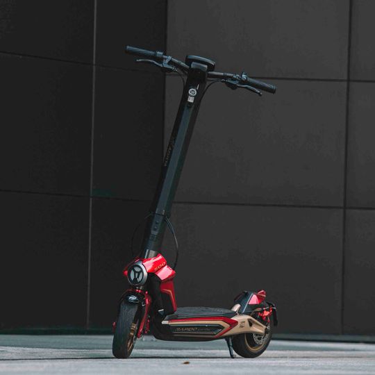 Wie es sich für ein Zweirad von MV Agusta gehört, bietet auch der E-Roller Rapido ein vergleichsweise schickes Styling.(Bild:  MV Agusta)