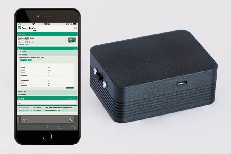 Bild 1: Die Klickerkennung des Fraunhofer IDMT kann in das Meldewesen  integriert und über ein Interface dargestellt werden. Das Mikrofon lässt sich in  einem Arbeitshandschuh integrieren, auch die Kombination mit einer Smartwatch  ist möglich.  (Bild: © Fraunhofer IDMT/Anika Bödecker)