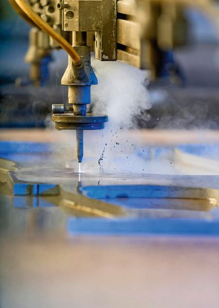 Bild 1:  Mit einer Hochleistungspumpe bis 6200 bar wird die kinetische Energie, die auf das Werkstück wirkt und das Wasserstrahlschneiden erst möglich macht, signifikant gesteigert. (Bild: KMT)