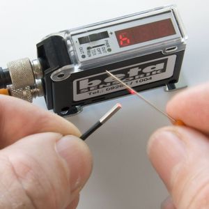 Die Mini-Lichtschranke EW-2-0-M ist mit 2 mm Durchmesser die kleinste lichtleiterlose Lichtschranke der Welt mit einem Öffnungswinkel von nur 3,5°, einer Auflösung von 0,04 mm und Reichweite bis 500 mm.  Bilder: Beta Sensorik