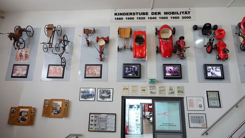 Selbst den Kleinsten widmet sich ein Ausstellungsbereich, die „Kinderstube der Mobilität“. Dort bekommt man Fahrzeuge für Kinder aus allen Epochen ab dem Jahre 1880 zu sehen. (Bild: Dominsky – VCG)