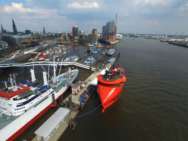 Das Spezial-Service-Schiff Esvagt Faraday im Hamburger Hafen während der Taufe. (Siemens)