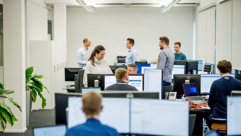 Die Weltleitmesse der Industrie, die Hannover Messe, steht in diesem Jahr unter dem Motto 
„Industrial Intelligence“. Hierzu zählen auch die Themen Machine Learning und 
Deep Learning. Das Münchner Unternehmen elunic hat sich auf diesen Bereich spezialisiert und zeigt auf der Hannover Messe anhand von Praxisbeispielen, wie Industrieunternehmen durch 
den Einsatz abstrakter Konzepte des Machine Learning in der Produktion messbare Mehrwerte  realisieren können (Halle 6, Stand A53). So wird den Besuchern eine Qualitätssicherung durch Deep Learning mithilfe des Kinderspiels „Where’s Waldo?“ veranschaulicht. Beim Spiel Mensch gegen Maschine können Besucher die Schnelligkeit und Präzision der eingesetzten Algorithmen bei unterschiedlicher verwendeter Hardware testen – angefangen vom Einkern-Prozessor eines 
fast schon historischen Nokia 3210 bis hin zur neuesten Generation von Deep Learning-spezifischer Hardware in Form von Tensor Processing Units. (x-default)