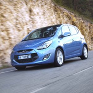 Ab Mitte November im Handel: Der neue Hyundai ix20 kostet ab 14.500 Euro. Als Motorvarianten stehen für den koreanischen Kompaktvan zwei Benziner und ein Diesel mit Leistungswerten von 66 kW/90 PS bis 92 kW/125 PS zur Wahl.
