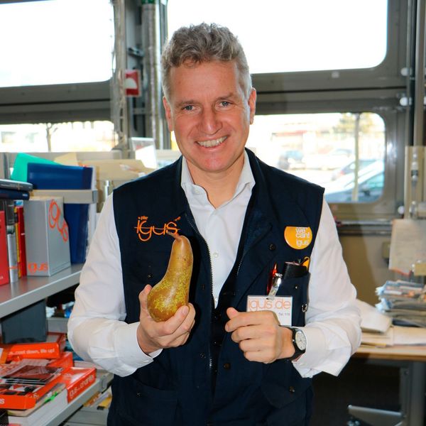 Außergewöhnlicher Glücksbringer: Inhaber und Geschäftsführer Frank Blase möchte nicht mehr auf die Mittagspause samt Birne verzichten.  (Jablonski)